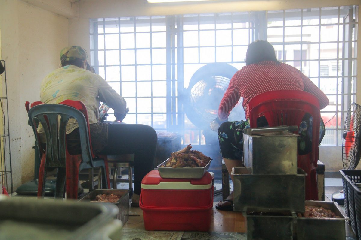Cơm tấm nướng sườn trên lầu 1 giữa Sài Gòn: Ngon bình dân, khách ăn gần 100kg sườn/ngày - ảnh 4