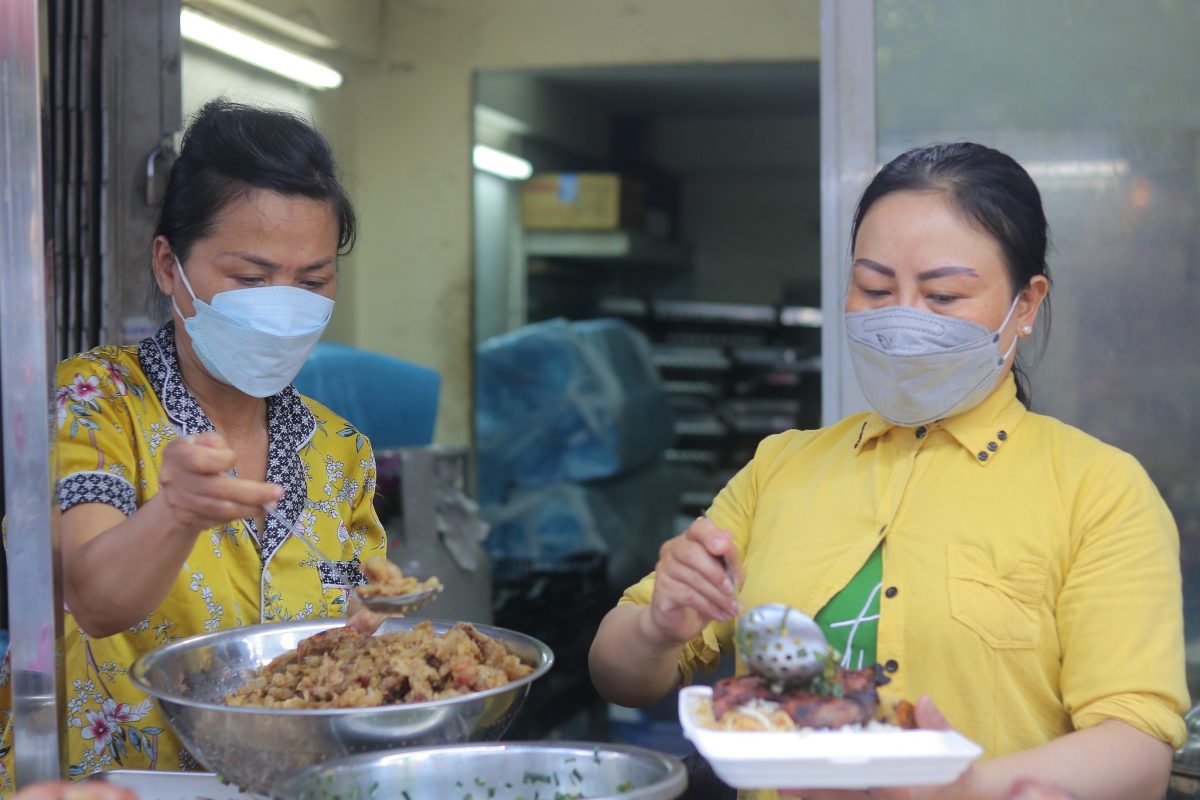Cơm tấm nướng sườn trên lầu 1 giữa Sài Gòn: Ngon bình dân, khách ăn gần 100kg sườn/ngày - ảnh 5