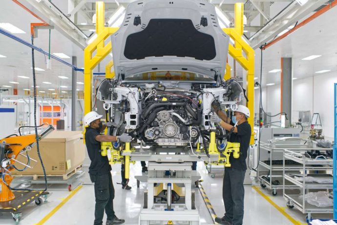 Porsche Cayenne đầu tiên xuất xưởng tại nhà máy ở Malaysia, giá 2,98 tỷ đồng porsche-ckd-assembly-malaysia-11-1200x801.jpeg