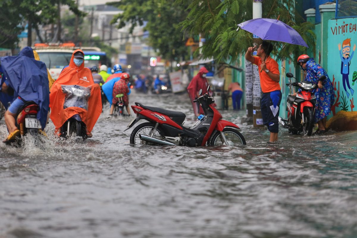 Người dân TP.HCM lội nước ngập, kẹt xe sau cơn mưa trái mùa giờ tan tầm - ảnh 1