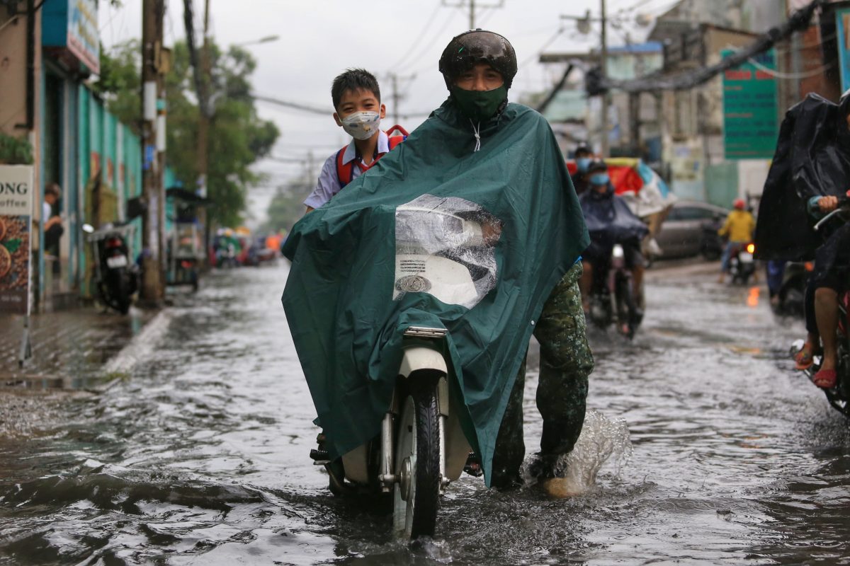 Người dân TP.HCM lội nước ngập, kẹt xe sau cơn mưa trái mùa giờ tan tầm - ảnh 2