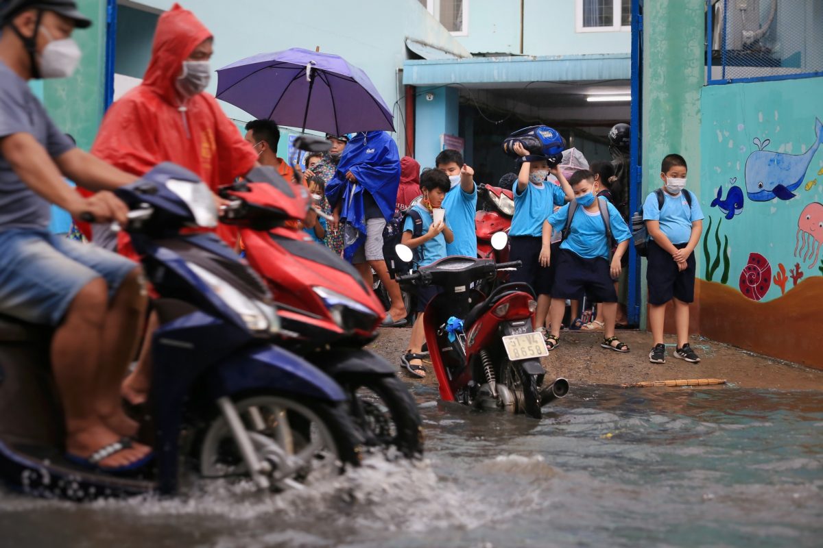 Người dân TP.HCM lội nước ngập, kẹt xe sau cơn mưa trái mùa giờ tan tầm - ảnh 4