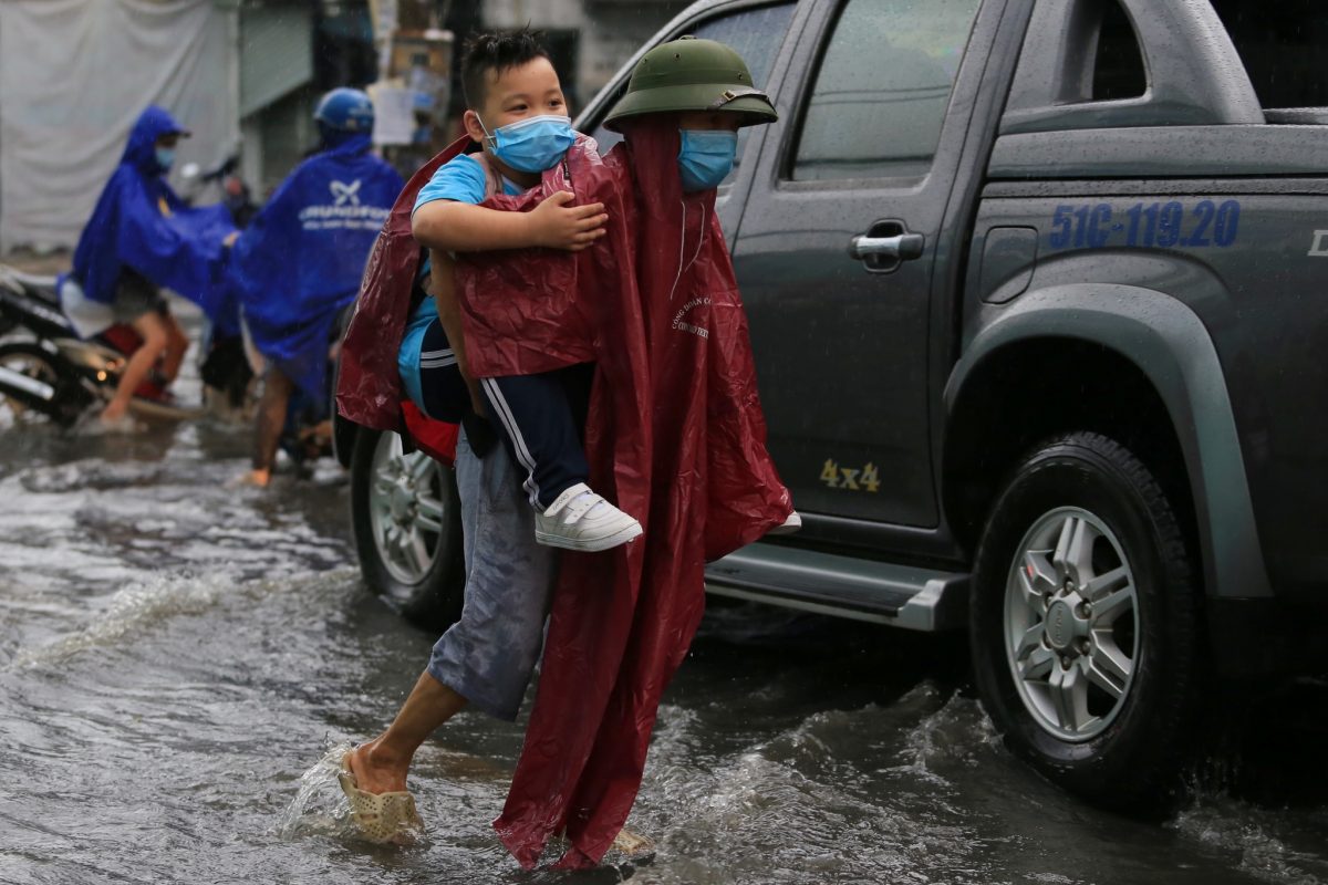 Người dân TP.HCM lội nước ngập, kẹt xe sau cơn mưa trái mùa giờ tan tầm - ảnh 5
