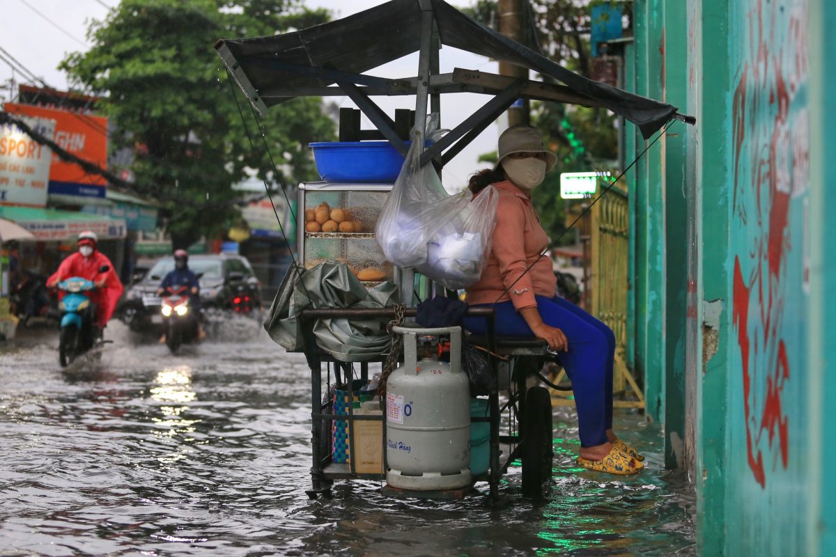 Người dân TP.HCM lội nước ngập, kẹt xe sau cơn mưa trái mùa giờ tan tầm - ảnh 6
