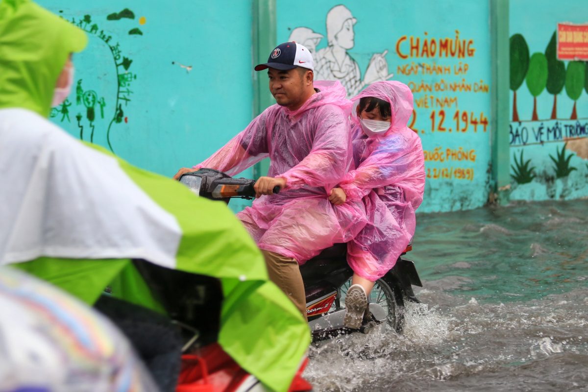 Người dân TP.HCM lội nước ngập, kẹt xe sau cơn mưa trái mùa giờ tan tầm - ảnh 7