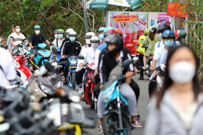 doi nang xep hang chup anh tai Vung Tau anh 1