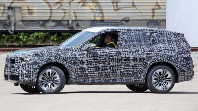 BMW X3 thế hệ mới lần đầu lộ diện trên đường chạy thử, dự kiến ra mắt năm 2024 2024-bmw-x3-side-view-spy-photo.jpg