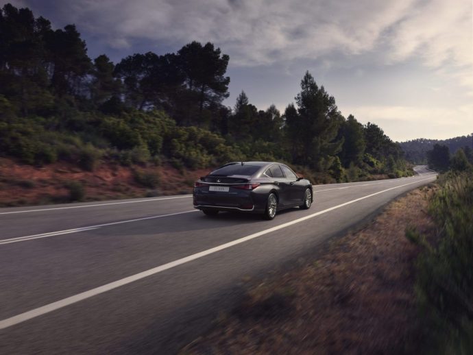 Lexus ES 2023 ra mắt, nâng cấp công nghệ lexus-es-upgraded-for-the-2023-model-year-sports-sedan-becomes-smarter-5.jpg