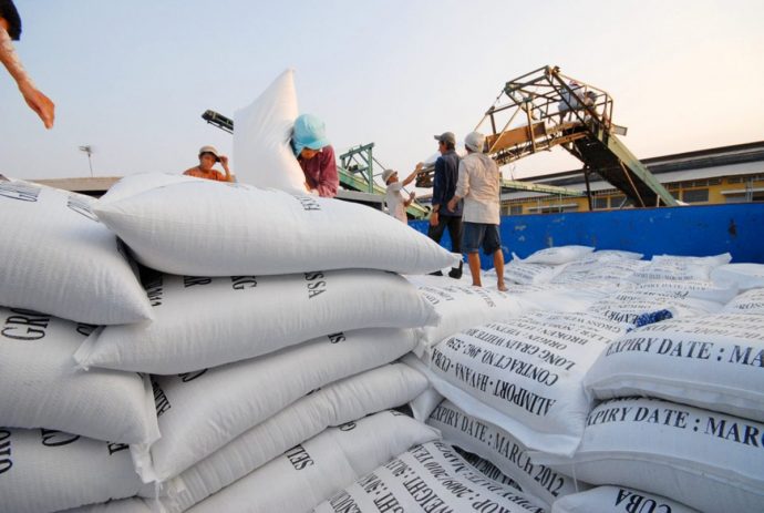 Giá gạo Việt và Thái 'đổi ngôi' quanh mốc 400 USD - ảnh 1