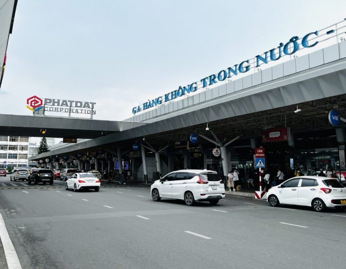 Sân bay Tân Sơn Nhất siết hoạt động của taxi, 'cấm cửa' các hành vi bát nháo - ảnh 1