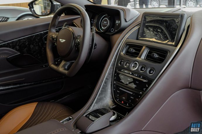 Soi kĩ Aston Martin DB11 V8 Coupe nâng cấp có giá bán hơn 19 tỷ đồng tại VN Aston Martin DB11 V8 Coupe nâng cấp (10).jpg