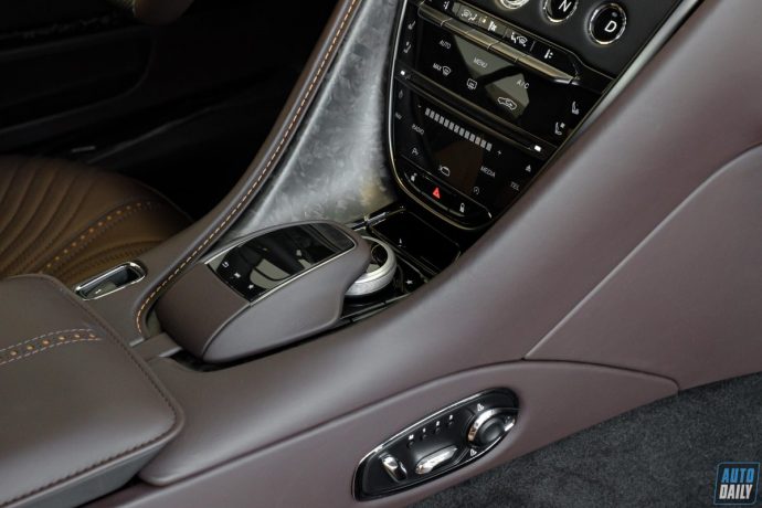 Soi kĩ Aston Martin DB11 V8 Coupe nâng cấp có giá bán hơn 19 tỷ đồng tại VN Aston Martin DB11 V8 Coupe nâng cấp (12).jpg