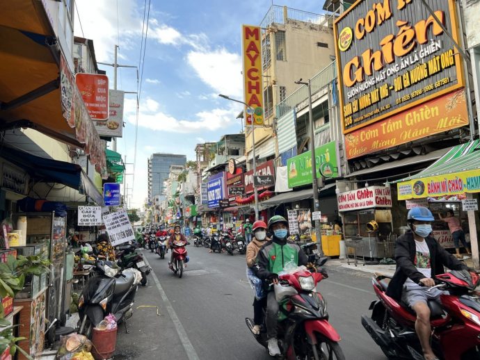Khám phá phố ẩm thực Nguyễn Thượng Hiền: Có món gì ngon, xe cộ đi lại sao? - ảnh 4