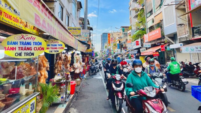 Khám phá phố ẩm thực Nguyễn Thượng Hiền: Có món gì ngon, xe cộ đi lại sao? - ảnh 7