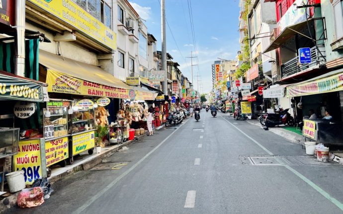 Khám phá phố ẩm thực Nguyễn Thượng Hiền: Có món gì ngon, xe cộ đi lại sao? - ảnh 9