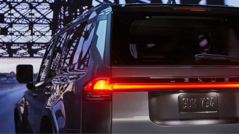 Lexus GX 2024 khoe khả năng off-road cực chất Lexus GX 2024 tiếp tục được nhá hàng, ra mắt vào ngày 8/6 2024-lexus-gx-teaser-rear-2-768x432.webp
