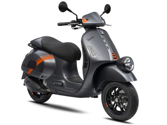 Vespa GTV 2023 ra mắt tại Việt Nam, giá gần 160 triệu đồng vespa-gtv-2023-grey-materia-3-with-accessories.jpg