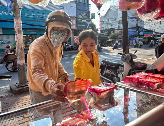 Vì sao nhiều điểm bán bánh trung thu ở TP.HCM 'mua 1 tặng 4': Khách có 'hời'? - Ảnh 3.