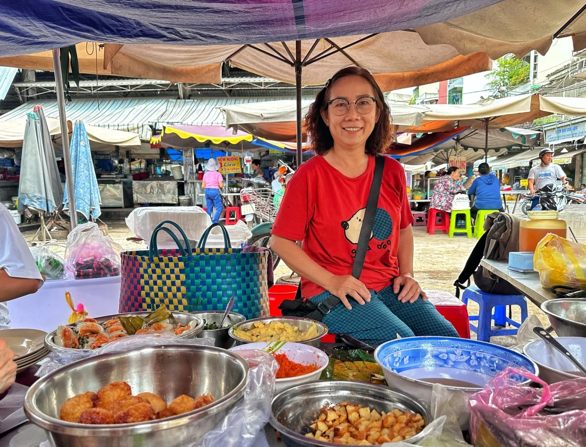 'Bà trùm bánh Huế' nức tiếng chợ Nguyễn Văn Trỗi: 40 năm chị em chia ca bán - Ảnh 3.