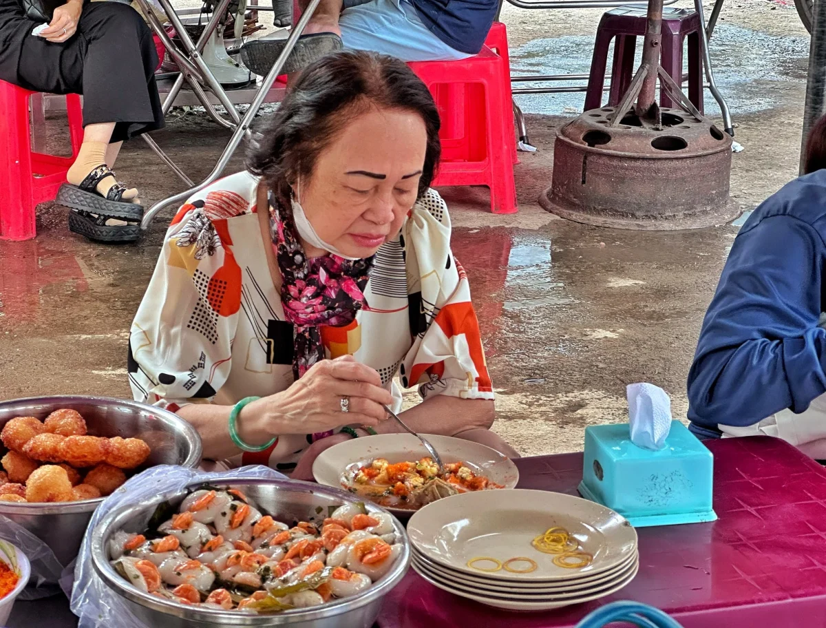 'Bà trùm bánh Huế' nức tiếng chợ Nguyễn Văn Trỗi: 40 năm chị em chia ca bán - Ảnh 6.
