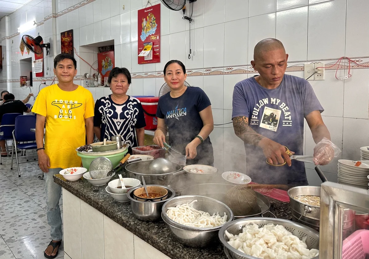 ‘Hủ tiếu nhà giàu' TP.HCM nửa thế kỷ, rẻ nhất 100.000 đồng/tô: Khách mê món độc, lạ - Ảnh 7.