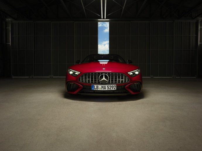 Bộ đôi Mercedes-AMG SL ra mắt tại Việt Nam với giá bán từ 6,959 tỷ đồng mercedes-amg-sl-63-s-e-performance-1.jpg