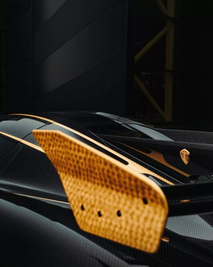 Koenigsegg Jesko độc nhất thế giới nhờ thân xe bằng sợi carbon và mạ vàng 24K koenigsegg-jesko-autodaily-7.jpg