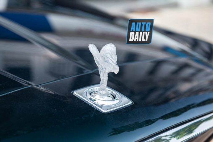 Cận cảnh Rolls-Royce Cullinan màu xanh lá của đại gia Hà Nội có logo phát sáng rollsroyce-cullinan-autodaily-3.JPG