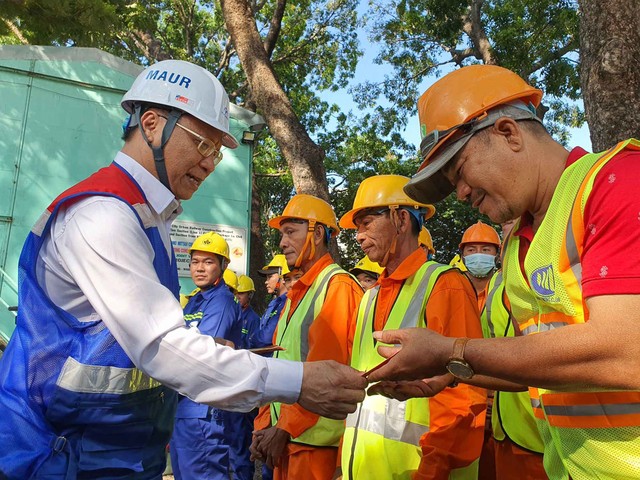 Ông Nguyễn Quốc Hiển, Phó trưởng ban phụ trách MAUR trao lì xì cho những công nhân tiêu biểu.