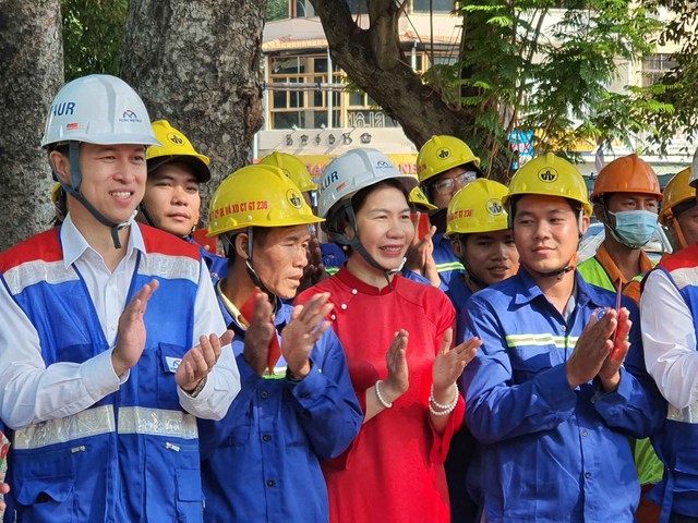 Bà Vũ Minh Huyền, Phó trưởng ban MAUR động viên các công nhân ngày đầu năm.