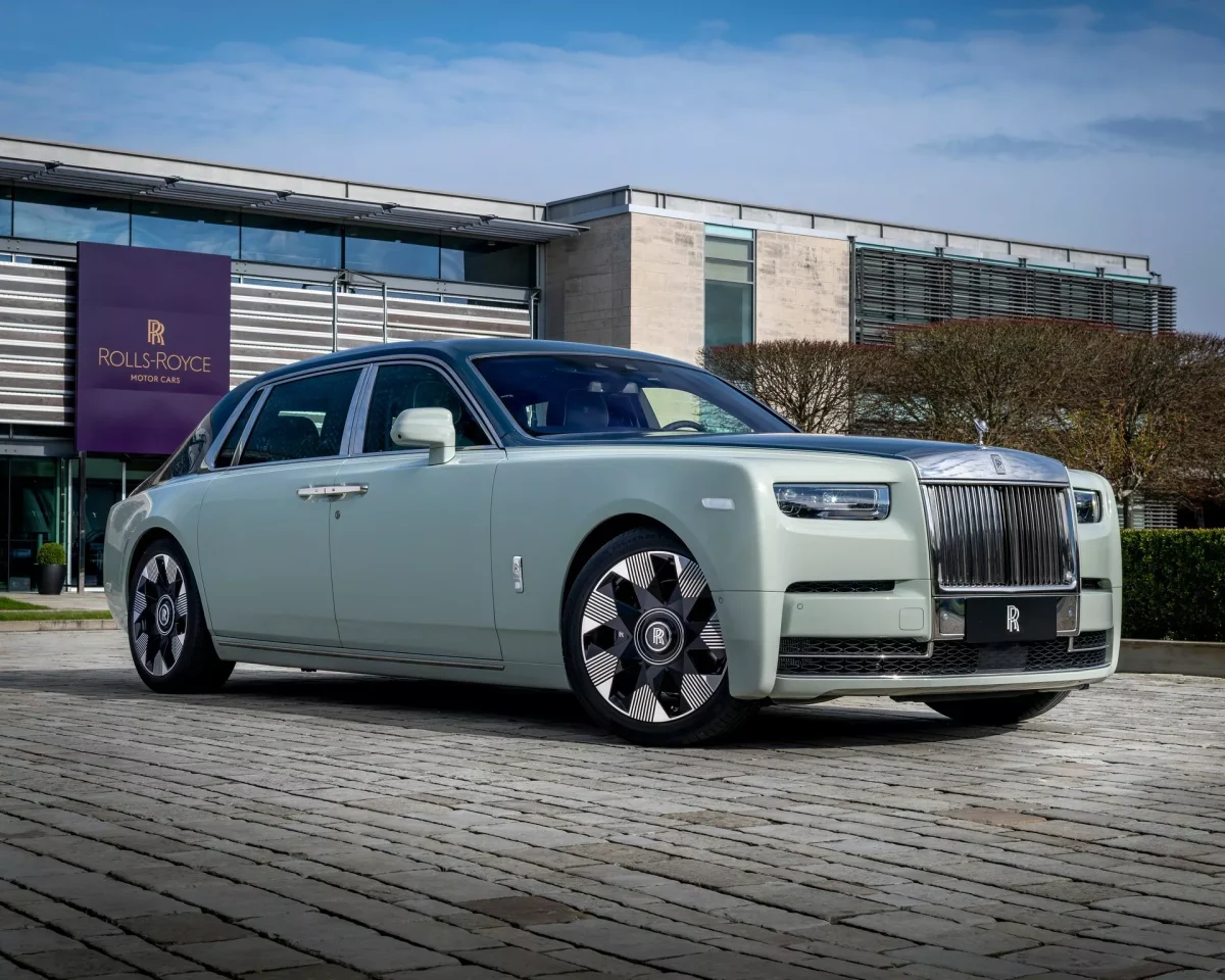 Rolls-Royce trình làng bộ sưu tập xe mới ngay trước triển lãm ô tô Bắc Kinh Rolls-Royce-Spirit-of-Expression-collection-422-2.webp